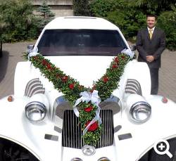 Oldtimer als Hochzeitslimousine mit Blumendekoration